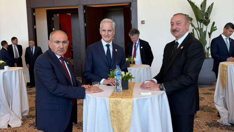 İlham Əliyev Nikol Paşinyanla söhbətləşib -
