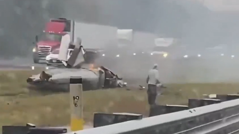 ABŞ-də təyyarə magistral yola düşdü -