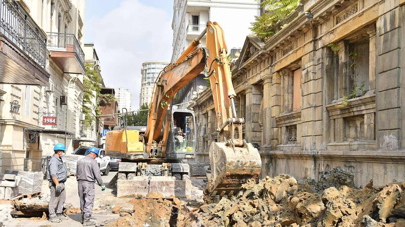 İslam Səfərli küçəsində içməli su və kanalizasiya xətləri yenilənir -