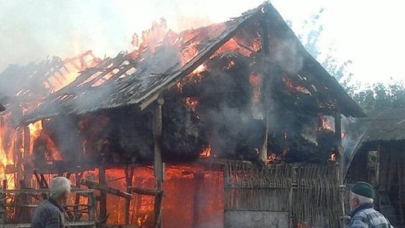 Yevlaxda tövlə yandı