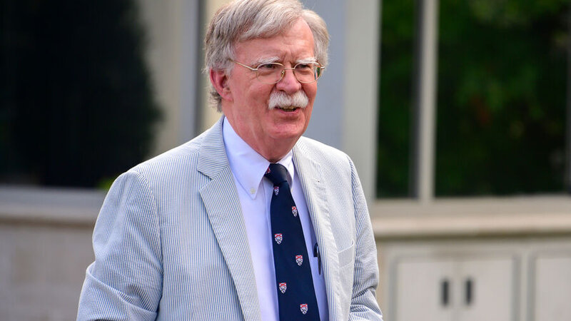 Trampın keçmiş müşaviri məxfi məlumatların ötürülməsi işi üzrə ittiham olunur