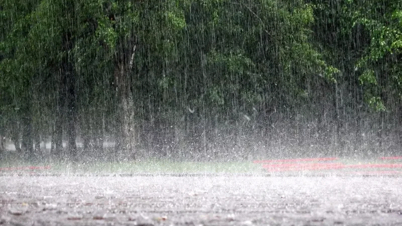 Ölkə ərazisində leysan xarakterli yağış yağır