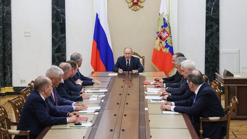 Putin Təhlükəsizlik Şurasının üzvlərini toplayıb