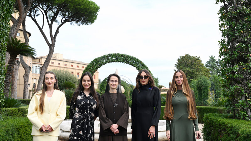 Mehriban Əliyeva və ailə üzvləri Vatikan bağlarında ağacəkmə mərasimində iştirak ediblər