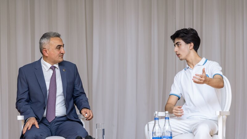 Vəkillər Kollegiyasının sədri şagirdlərlə görüşdü -