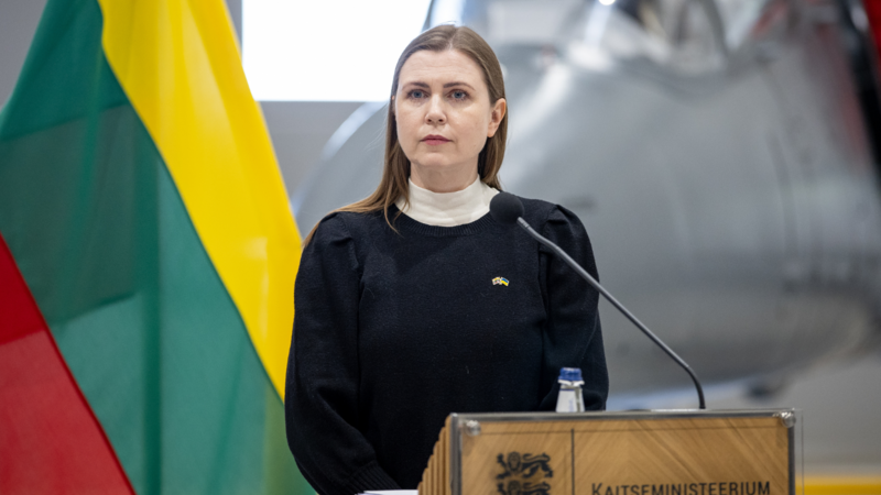 Baş nazirlə mübahisə müdafiə nazirinin istefası ilə nəticələndi