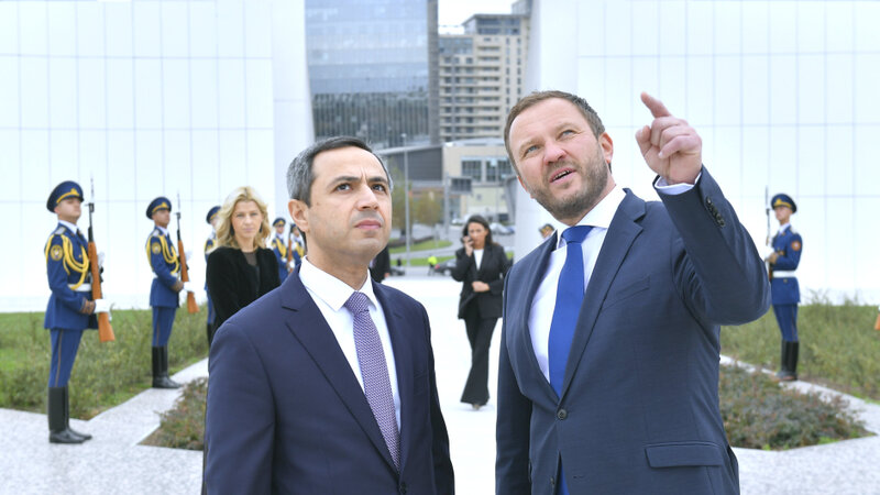 Estoniyanın xarici işlər naziri Bakıda Şəhidlər xiyabanını və Zəfər parkını ziyarət etdi -