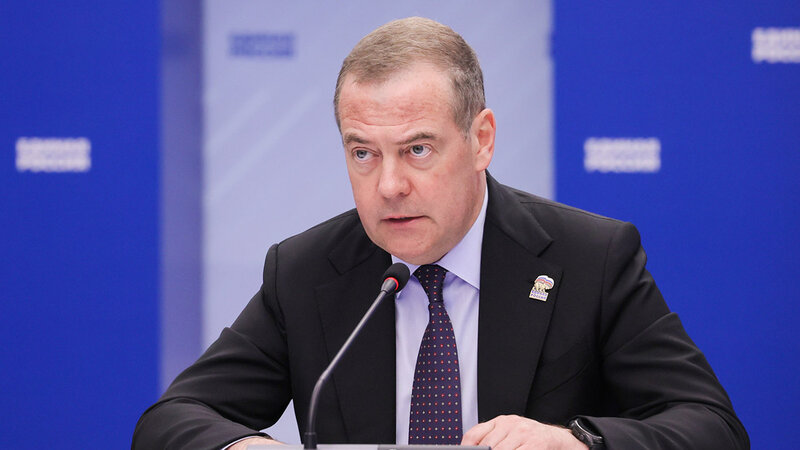 Medvedev: Ermənistanın Qərbin diktəsindən qurtulması çətin olacaq