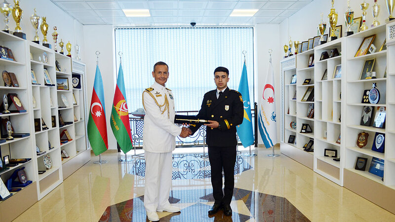 Azərbaycanlı zabitə “Tələbələrin şərəf qılıncı” təqdim edildi -
