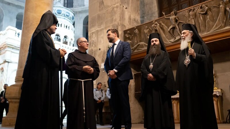 Vens erməni keşişlərinə təşəkkür etdi