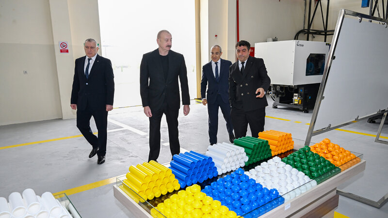 İlham Əliyev Sabirabadda su filtrlərinin istehsalı müəssisəsinin fəaliyyəti ilə tanış oldu
