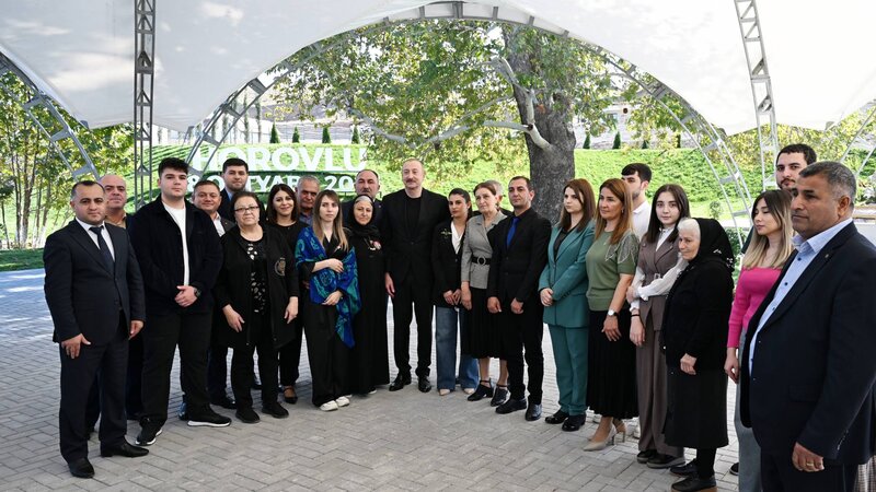 İlham Əliyev Horovlu kəndinin sakinlərinə mənzillərin açarlarını təqdim etdi -