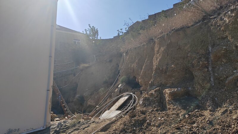 Qaraçuxur qəsəbəsində  çoxsaylı çatlar və çökmələr müəyyən edildi