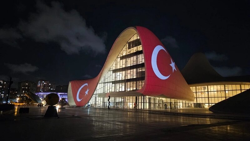 Heydər Əliyev Mərkəzi Türkiyə bayrağı ilə işıqlandırıldı
