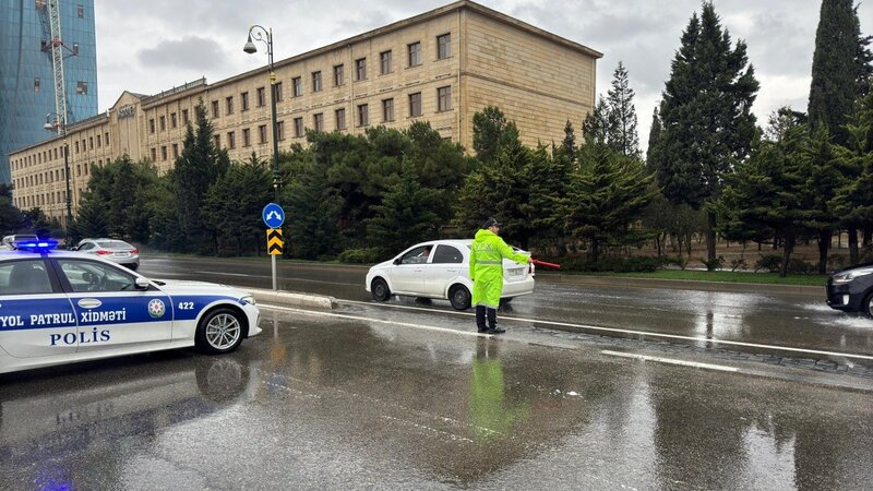 BDYPİ: Yağışlı hava şəraitində sürücülər və piyadalar daha diqqətli olmalıdır