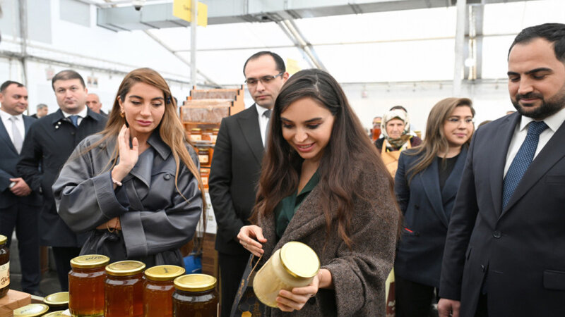 Leyla və Arzu Əliyeva bal yarmarkasında oldular -
