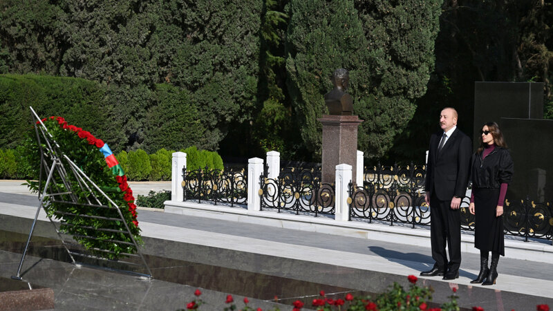 Prezident və birinci xanım Ulu Öndər Heydər Əliyevin məzarını ziyarət ediblər -