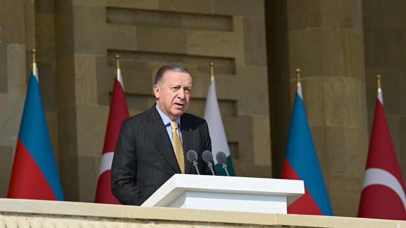 Türkiyə Prezidenti qələbə paradında dəhlizdən danışdı