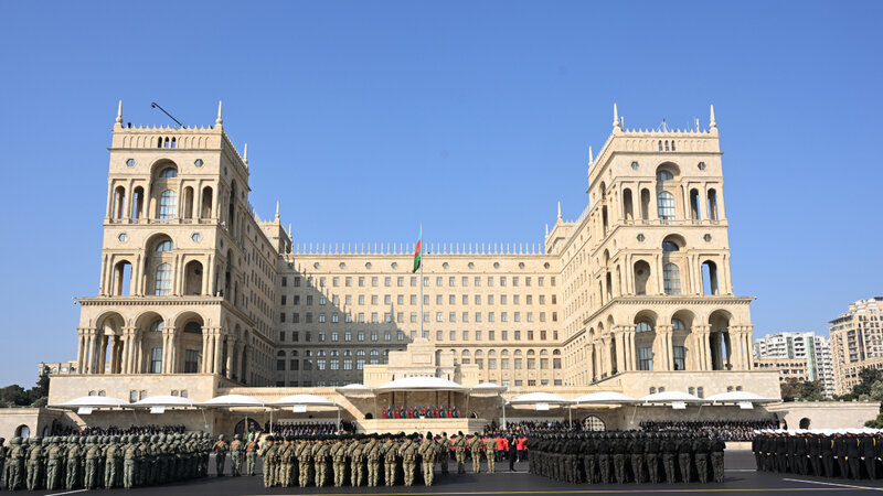 Bakının Azadlıq meydanında Hərbi parad keçirildi -