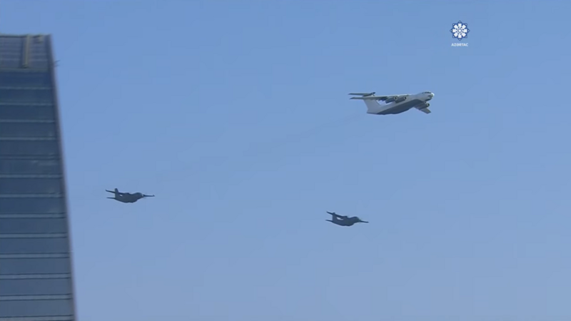 Paradda ilk dəfə olaraq silahlanmaya yeni qəbul edilmiş hərbi təyyarə nümayiş etdirildi