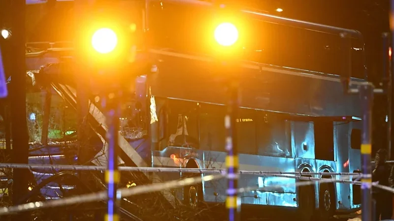 Stokholmda avtobus dayanacağa çırpıldı -