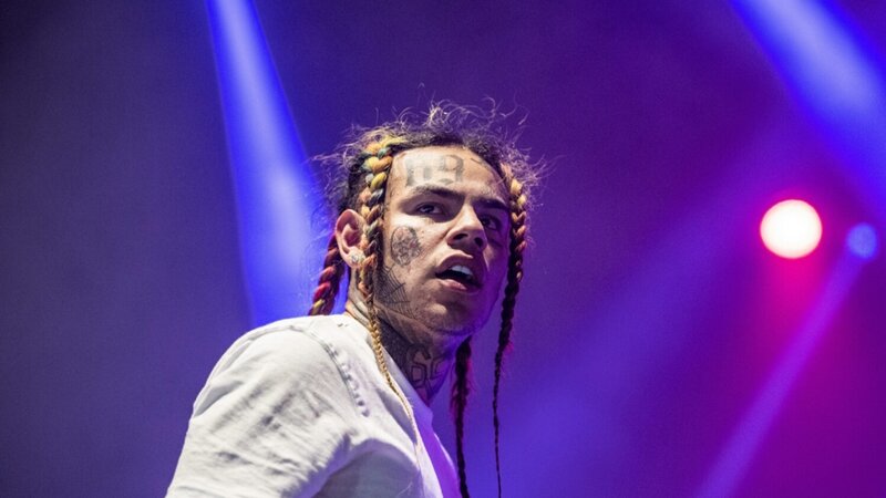 Quldurlar amerikalı reperin evinə basqın edib, anasını girov götürdülər