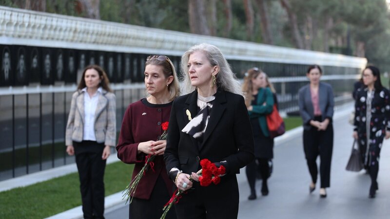 ABŞ Dövlət katibinin müavini Şəhidlər xiyabanını ziyarət etdi