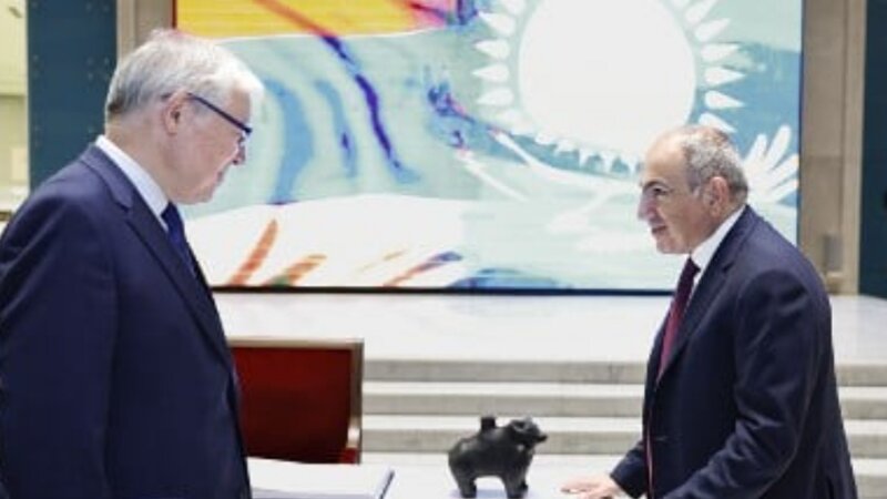 Paşinyan Qazaxıstanda Milli Muzeyə şərab qabı hədiyyə etdi