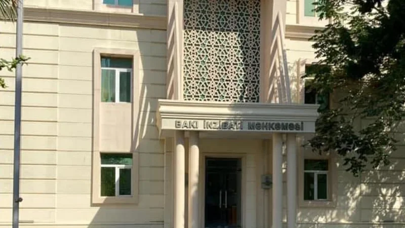 Bakı İnzibati Məhkəməsinin binasına butulka atan şəxs cərimələndi