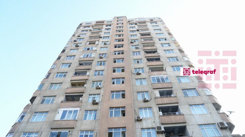 Ötən gün yanğın baş vermiş binadan görüntülər -