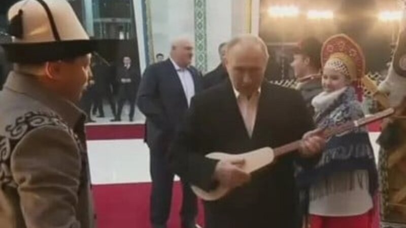 Putin Bişkekdə qırğız milli musiqi aləti olan qopuzda ifa etdi -