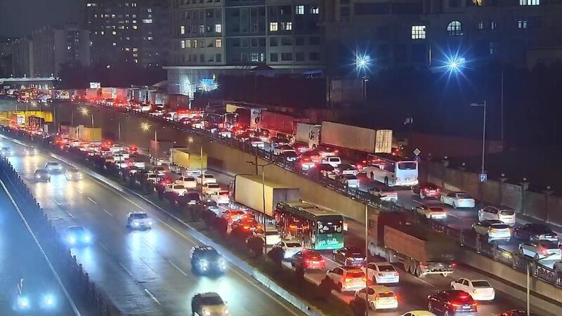 "20 Yanvar" dairəsində yola dağılan yük sıxlığa səbəb oldu