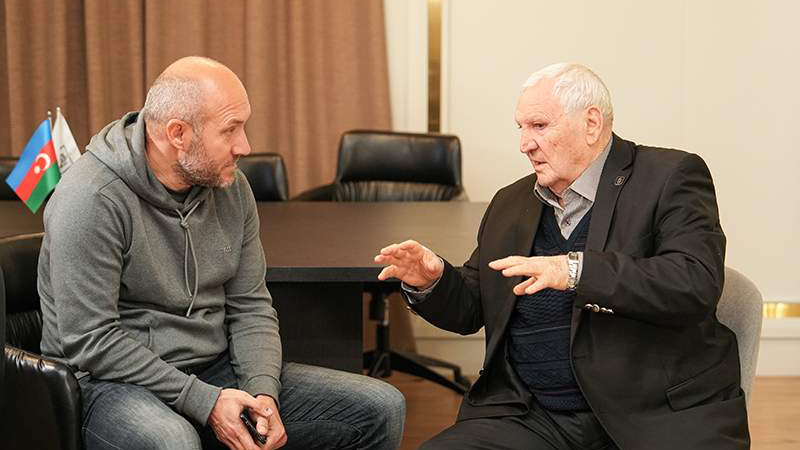 “Necə olur ki, əcnəbiyə bütün məbləğ ödənilir, bizimkinə çatanda yox?”  -