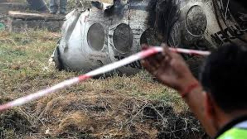 Şri-Lankada helikopter qəzaya uğradı -