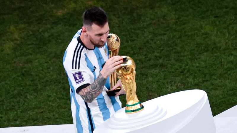 Messinin heykəli dağıdıldı -