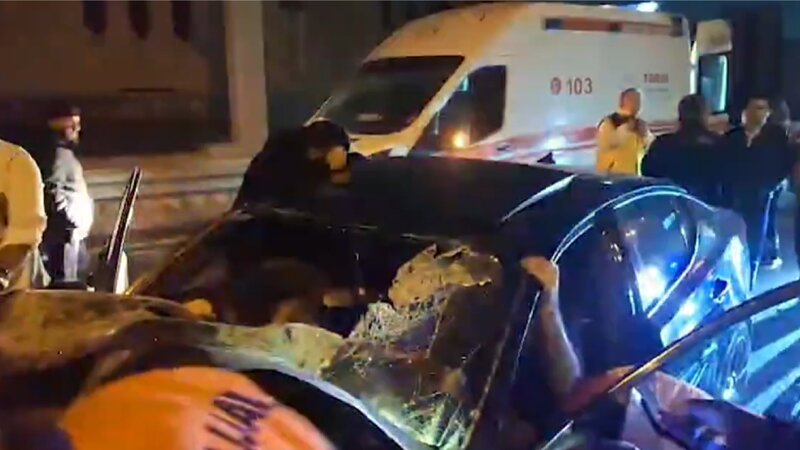 Bakıda avtomobillə "KamAZ" toqquşdu -