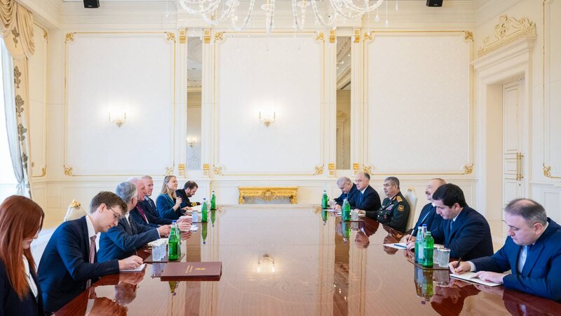 Prezident Birləşmiş Krallığın müdafiə üzrə dövlət nazirini qəbul edib