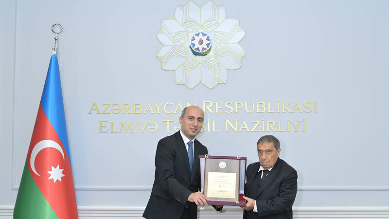 Emin Əmrullayev yüksək dövlət təltiflərinə layiq görülmüş alimlərlə görüşdü