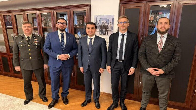 Hikmət Hacıyev NATO-nun Cənubi Qafqazdakı Ofisinin rəhbəri ilə görüşdü