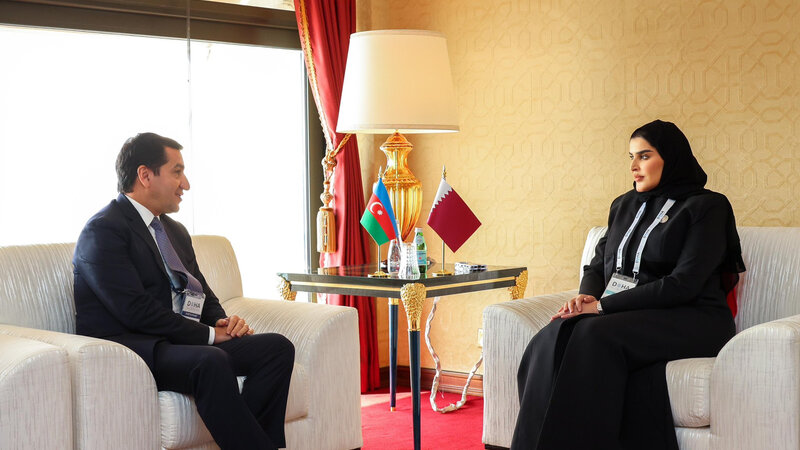 Hikmət Hacıyev Dohada Qətərin dövlət naziri ilə görüşdü