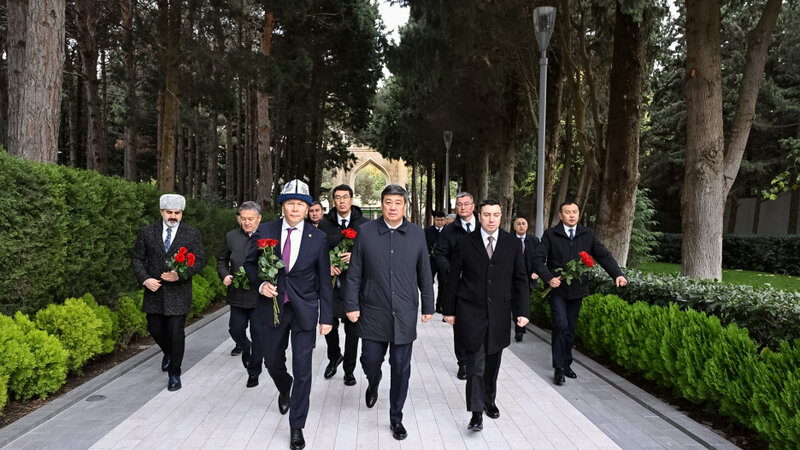 Qırğızıstan nümayəndə heyəti Heydər Əliyevin məzarını ziyarət edib