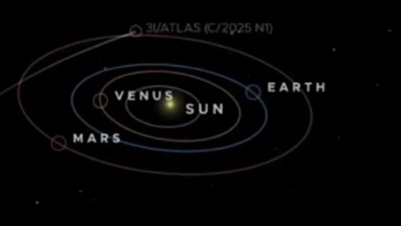 Kosmosdan gələn kometa "donmuş vulkan kimi" püskürür
