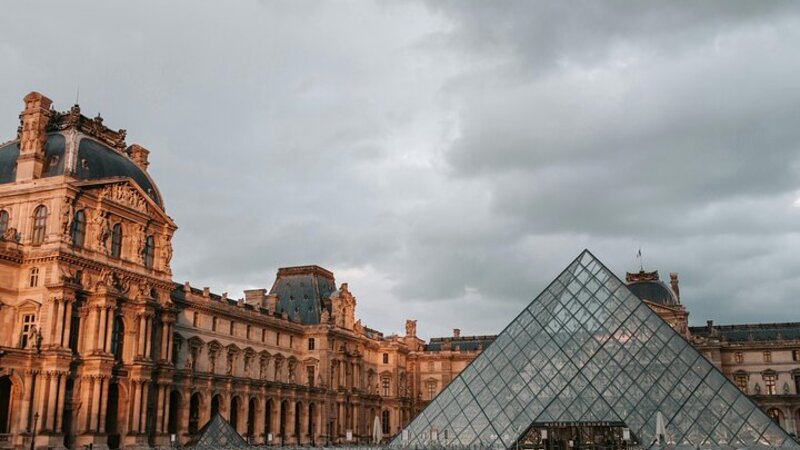 Luvrdakı nadir kitab və materiallar su altında qalıb