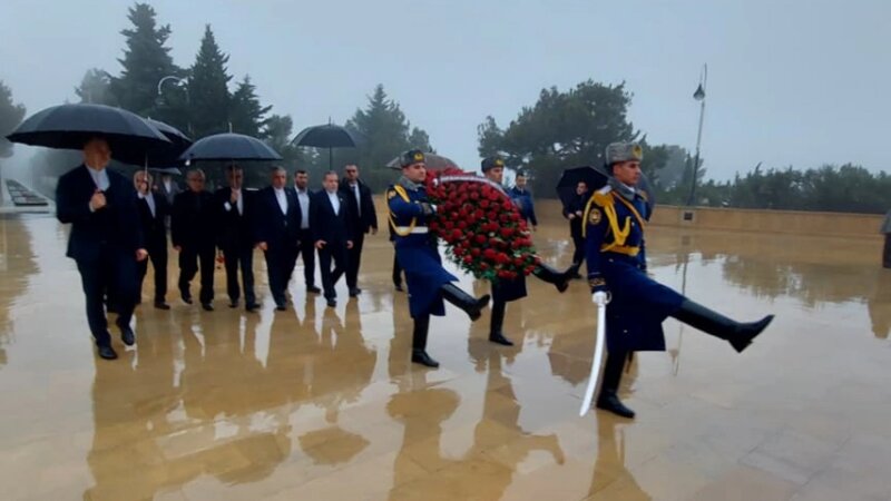 İranın xarici işlər naziri Bakıda şəhidlərin xatirəsini anıb