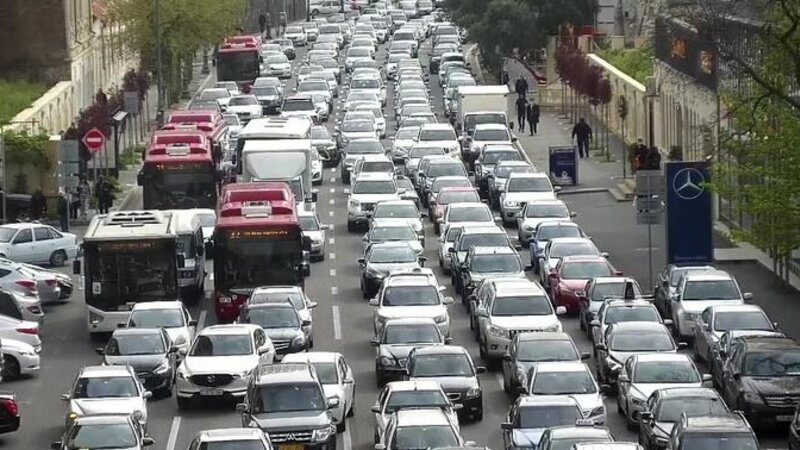 Bakının bu küçələrində sıxlıq var -