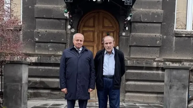 Ter-Petrosyan Rusiya səfiri ilə görüşdü