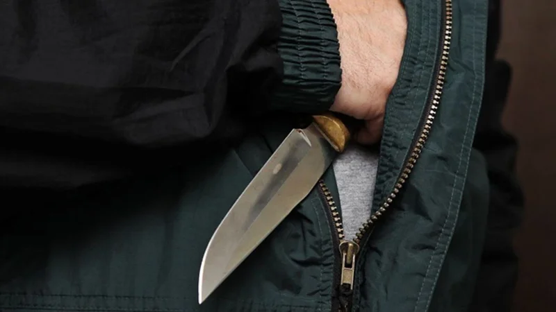 Müstəntiqin yanında arvadını öldürmək istədi, məmurla əlbəyaxa oldu