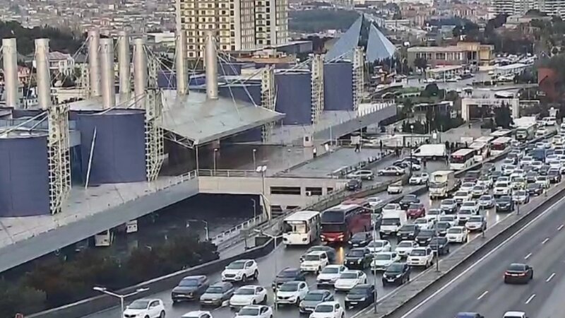 Bakının bu küçələrində sıxlıq var -