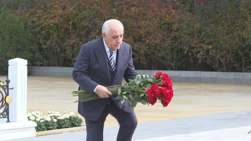 Baş nazir Əli Əsədov Heydər Əliyevin məzarını ziyarət edib