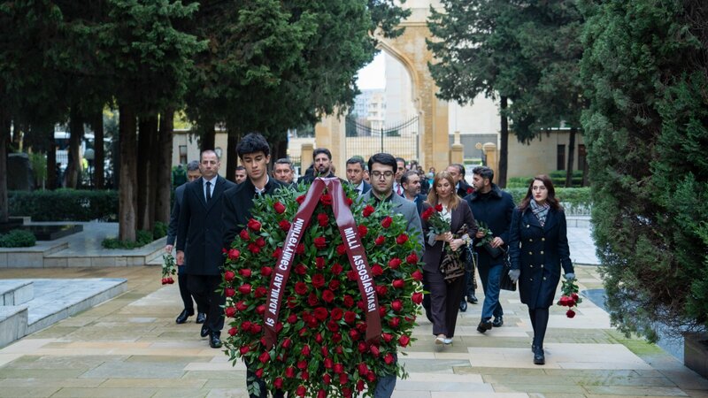 İCMA üzvləri Fəxri xiyabanda Heydər Əliyevin xatirəsini yad etdi -